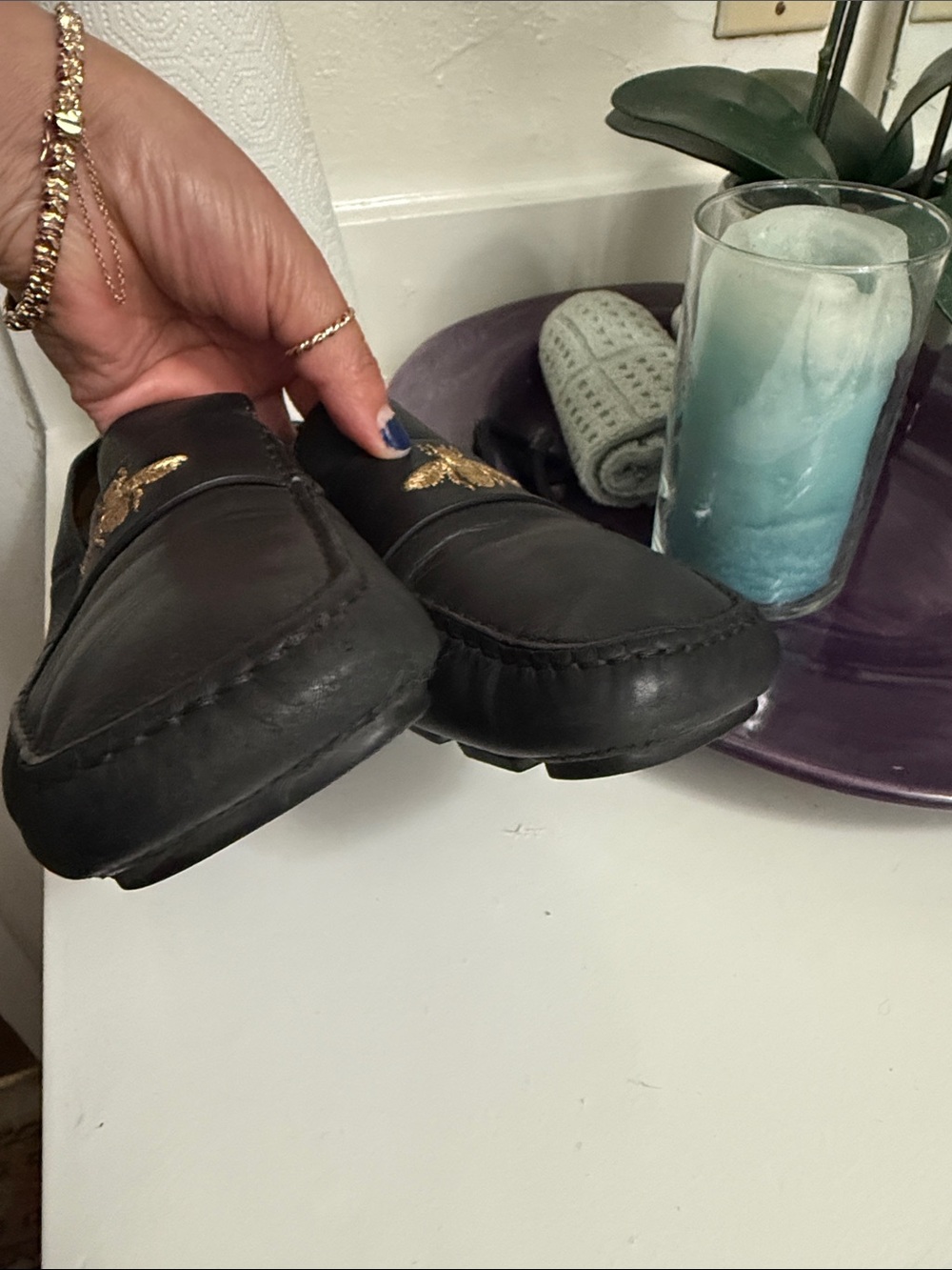 AUTHENTIC super comfy !!Gucci Black Leather Loafers with Gold Bee Detail - Picture 5 of 11